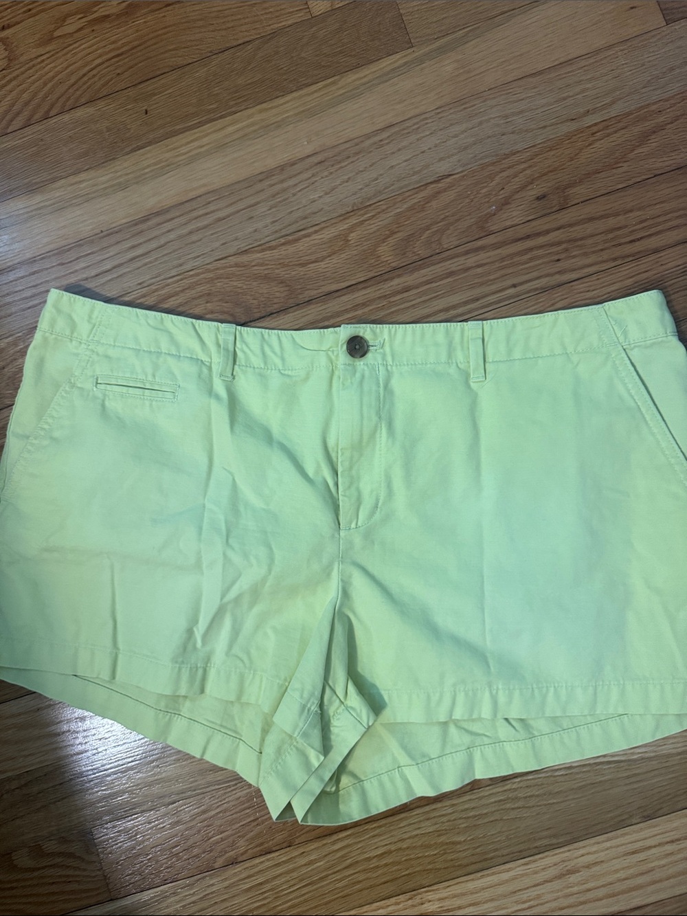 Gap women’s shorts in beautiful greenish yellow. Fun color